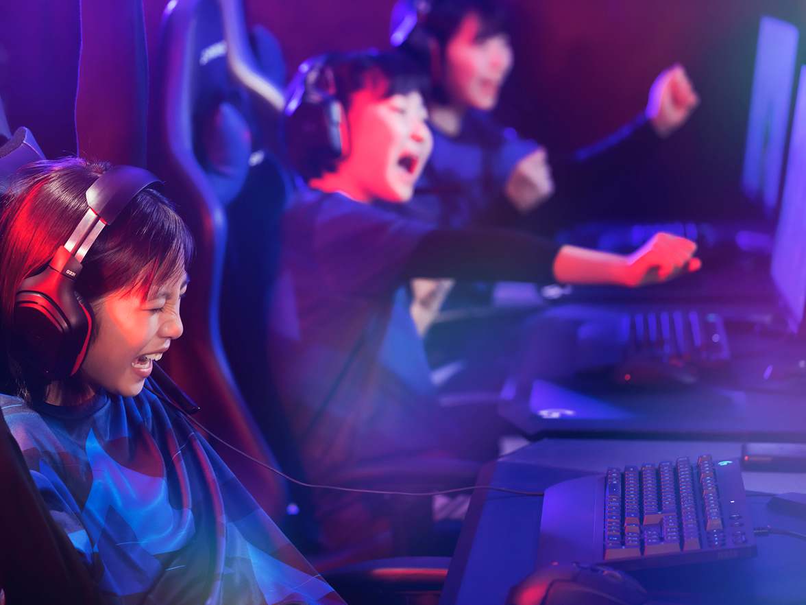 ゲームをしている女性